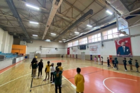 Çocuklar geleneksel çocuk oyunlarını oynadı