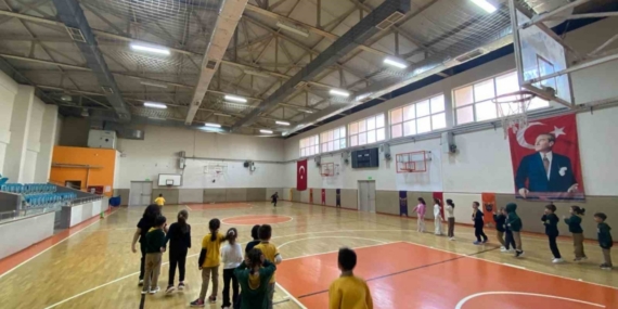 Çocuklar geleneksel çocuk oyunlarını oynadı