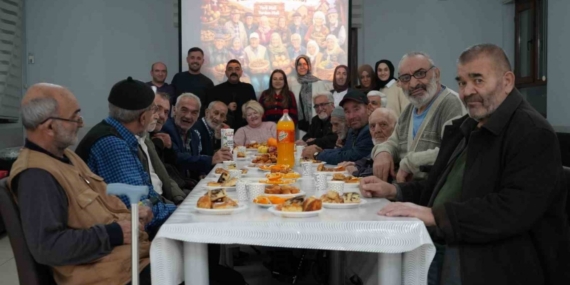 Çocuklar gibi şendiler: Yerli Malı Haftası Bayburt’taki huzurevinde neşeyle kutlandı