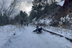Çocuklar karın tadını poşetlerle kayarak çıkardı