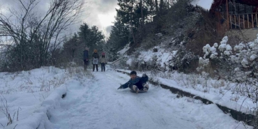 Çocuklar karın tadını poşetlerle kayarak çıkardı
