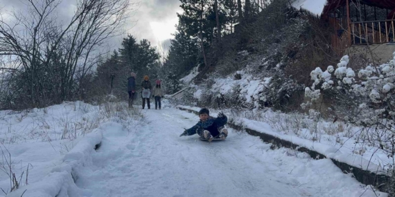 Çocuklar karın tadını poşetlerle kayarak çıkardı