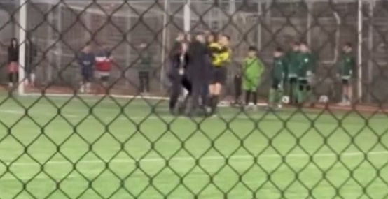 Çocukların maçında kadın hakeme şiddet