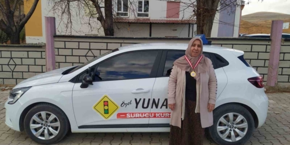 Çocukluk hayali olan ehliyete 60 yaşında kavuştu