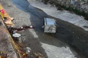 Çöp konteynerleri ilçe kanalına atıldı, belediye hukuki süreç başlatacak