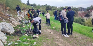 Çöpleri belediye yerine gönüllüler topladı