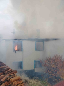 Çorum’da alev alev yanan ev kullanılmaz hale geldi
