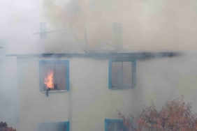 Çorum’da alev alev yanan ev kullanılmaz hale geldi