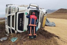 Çorum’da devrilen tırın sürücüsü yaralandı