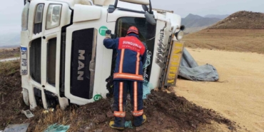 Çorum’da devrilen tırın sürücüsü yaralandı