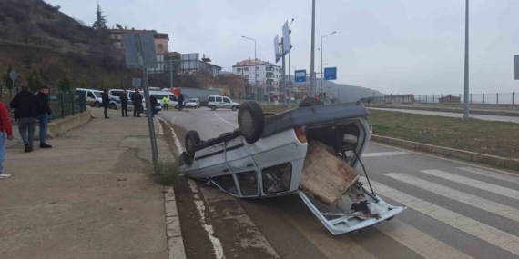 Çorum’da hafif ticari araç ile otomobil çapıştı: 1 yaralı