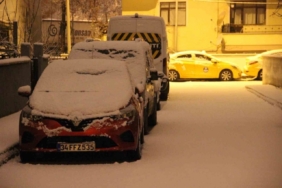 Çorum’da kar etkisini göstermeye başladı: Kent merkezi beyaza büründü
