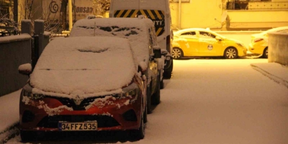 Çorum’da kar etkisini göstermeye başladı: Kent merkezi beyaza büründü