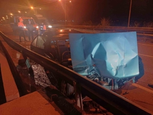 Çorum’da otomobil bariyerlere çarptı: 1 yaralı