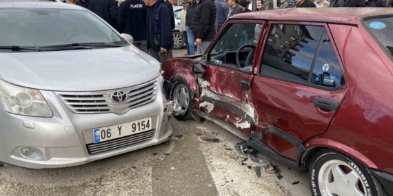 Çorum’da üç araç çarpıştı: Sürücüler burnu bile kanamadan kurtuldu