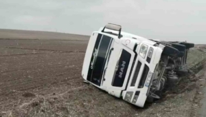 Çorum’da yoldan çıkan tanker yan yattı: 1 yaralı