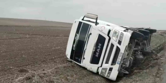 Çorum’da yoldan çıkan tanker yan yattı: 1 yaralı