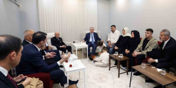 Cumhurbaşkanı Erdoğan, depremzede aileyi yeni yuvasında ziyaret etti