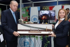 Cumhurbaşkanı Erdoğan’a kılıç hediye etti