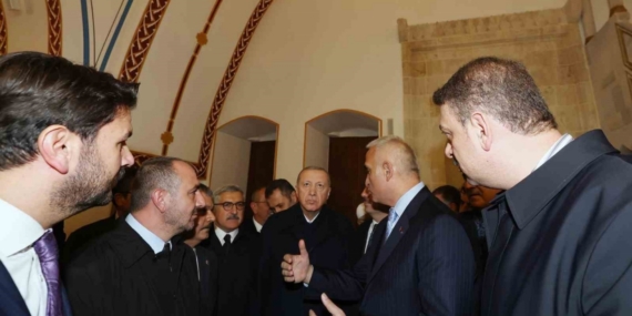 Cumhurbaşkanı Erdoğan’ın butona basmasıyla tarihin aydınlatılan ilk caddesi olan Kurtuluş Caddesi’nde yeniden ışıklar yandı