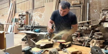 Çürümüş zeytin ağaçlarını sanat eserine dönüştürüyor