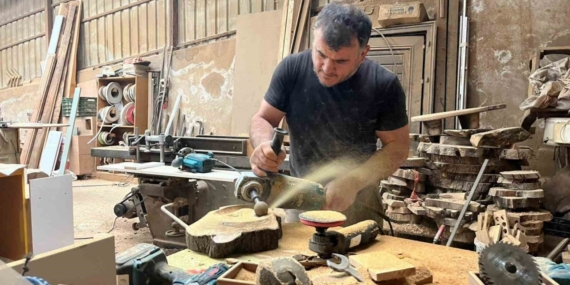 Çürümüş zeytin ağaçlarını sanat eserine dönüştürüyor