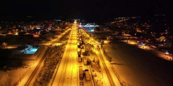 D-100 karayolunda kar çilesi: Araçlar mahsur kaldı