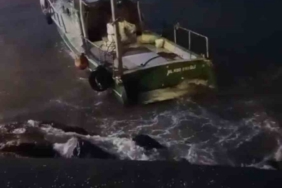 Dalgalarla savrulan balıkçı teknesinin kurtarılma anları ortaya çıktı