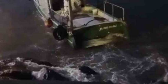 Dalgalarla savrulan balıkçı teknesinin kurtarılma anları ortaya çıktı