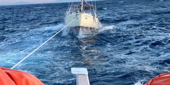 Datça açıklarında sürüklenen yelkenli tekne kurtarıldı