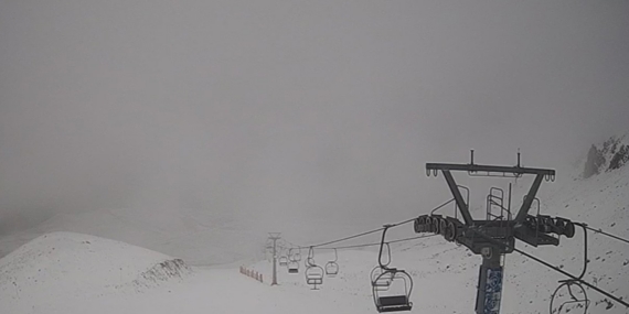 Davraz Kayak Merkezine mevsimin ilk karı düştü bazı noktalarda beyaza bürüdü