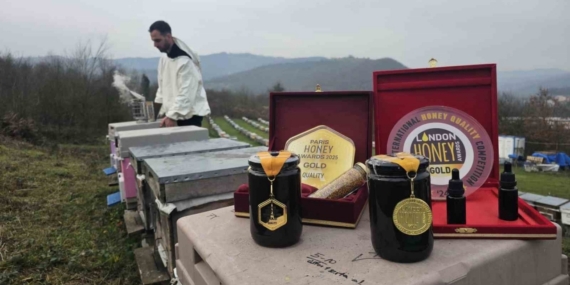 Dededen gelen arıcılığı profesyonelleştirdi, ürettiği bal dünyada zirveye çıktı