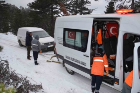 Demirci’de kar nedeniyle yolda mahsur kalan 3 avcı kurtarıldı
