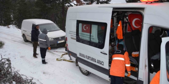 Demirci’de kar nedeniyle yolda mahsur kalan 3 avcı kurtarıldı
