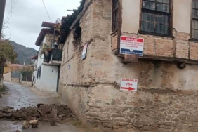 Denizli’de metruk kerpiç binanın duvarı çöktü