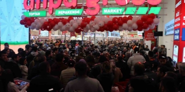 Denizli’de zincir marketin indirimli açılışı geceden sabaha kuyruk oluşturdu