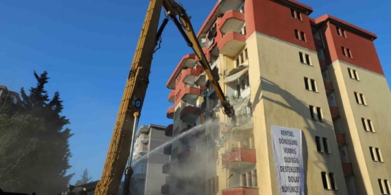 Deprem hazırlıklarının sürdüğü Büyükçekmece’de riskli bir site daha yıkıldı