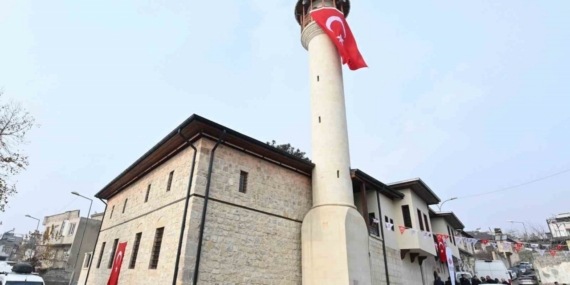 Depremde hasar alan cami yeniden ibadete açıldı