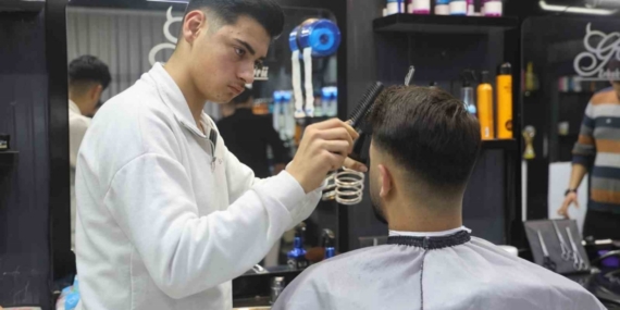 Depreme müşterisinin saçını yıkarken yakalanan kuaförün ustalığını konuşturduğu anlar kamerada