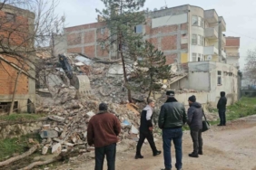 Depremin ardından Sındırgı’da tehlikeli yapılar kaldırılıyor