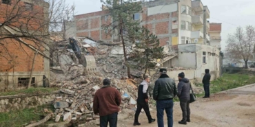 Depremin ardından Sındırgı’da tehlikeli yapılar kaldırılıyor