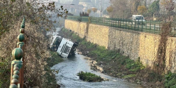 Dere yatağına devrilen beton mikserinin sürücüsü yaralandı