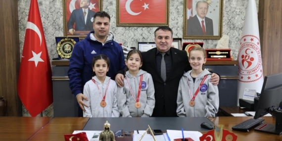 Dereceye giren minik yüzücülerden Bilecik’e gurur