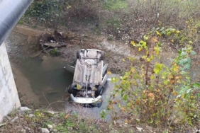 Dereye uçan otomobilin sürücüsü yaralandı