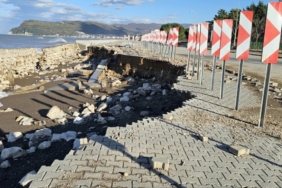 Dev dalgalar Cide-Bartın yoluna zarar verdi