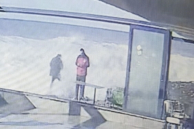 Dev dalgaları görüntülemek isterken az kalsın suya kapılıyordu