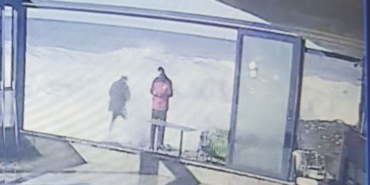 Dev dalgaları görüntülemek isterken az kalsın suya kapılıyordu