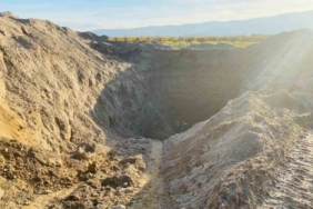 Devasa çukur kazıp tarihi eser aradılar