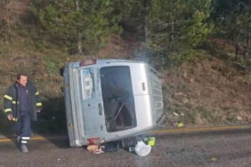 Devrilen hafif ticari aracın sürücüsü yaralandı