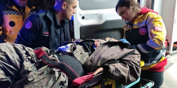 Devrilen traktörün altında kalan kadın yaralandı